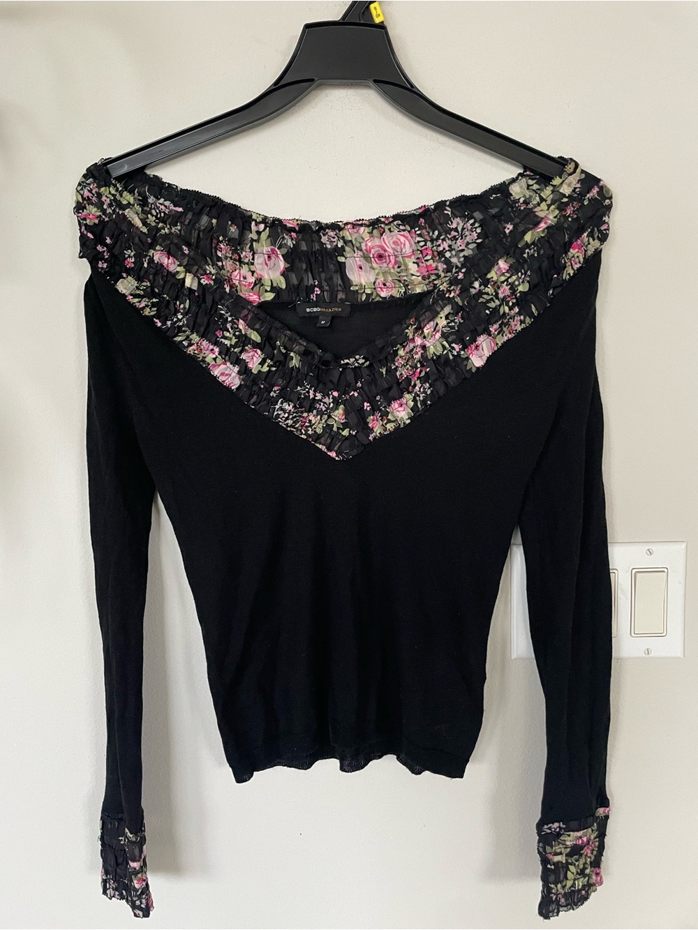 BCBGMAXAZRIA Women's Sweater Black Wool Blend Long Sleeve V Neck Pullover M